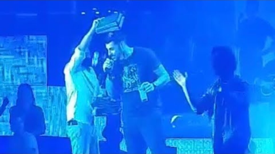 Ο Πρίντεζης τραγουδά «Περαία μου με τον Σαρωνικό σου…» | Gazzetta.gr