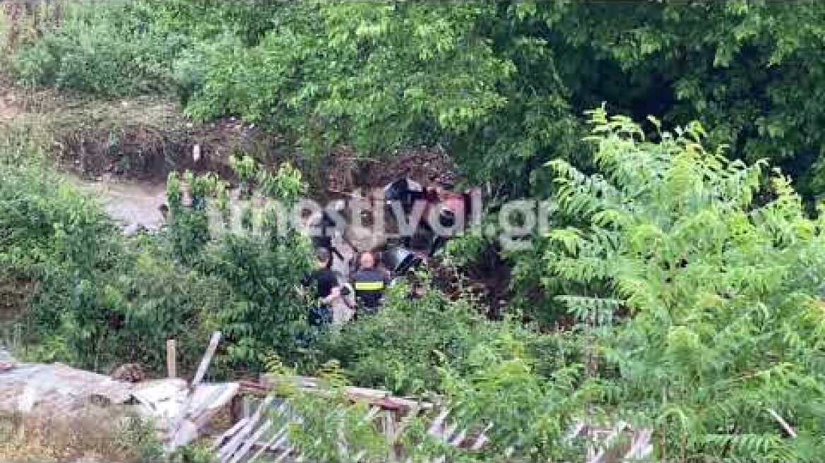 Thestival.gr Το όχημα που παρασύρθηκε από τα ορμητικά νερά στην Πολίχνη
