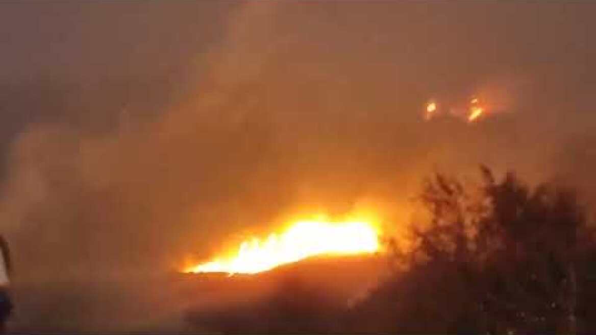 Πλάνα μέσα από το χωριό Δωρικό και τις μαχες που δίνουν οι πυροσβέστες με τις φλόγες