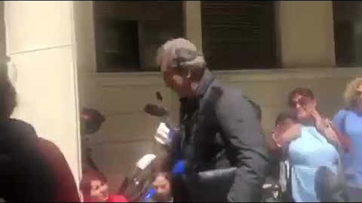 Με διαμαρτυρίες υποδέχθηκαν τον αναπληρωτή υπουργό Υγείας Παύλο Πολακη οι καθαρίστριες του Δρομοκαιτ