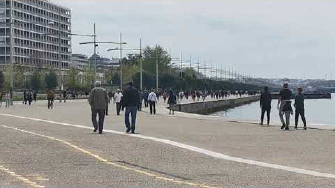 Κόσμος στη Νέα Παραλία