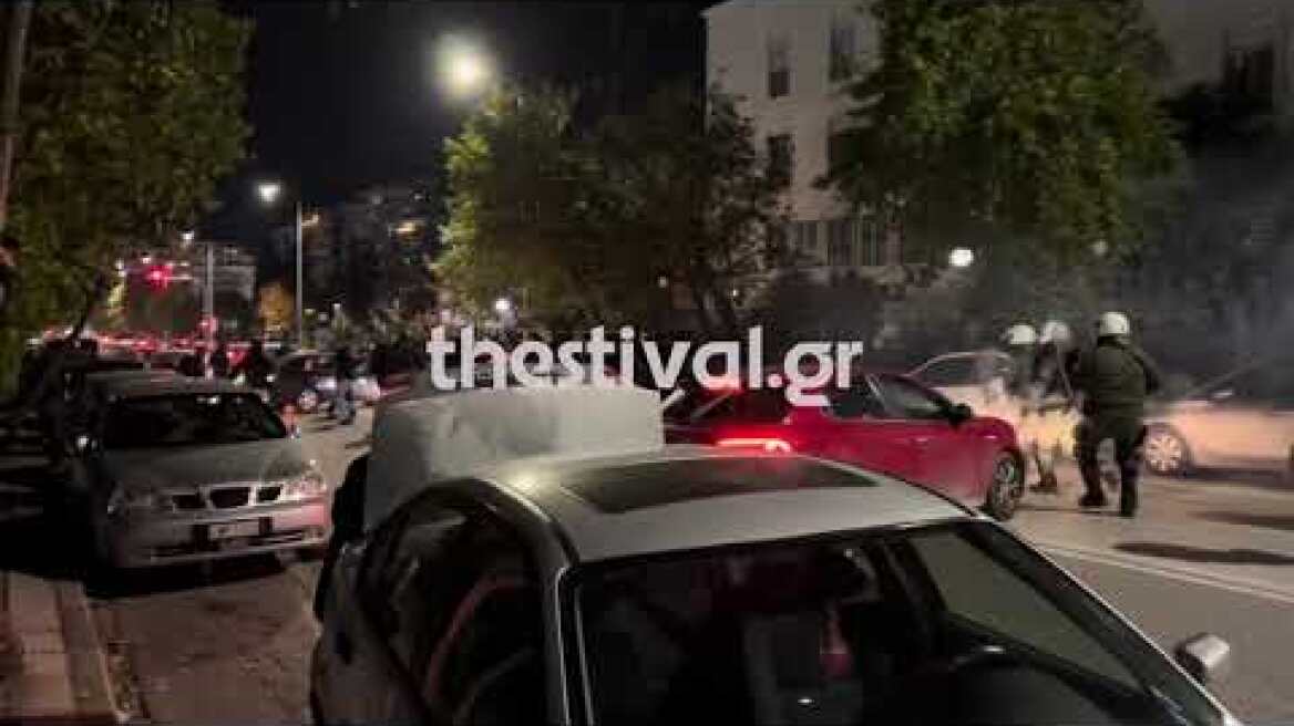 Thestival.gr Επεισόδιο έξω από το ΑΠΘ ανάμεσα σε αντιεξουσιαστές και ΜΑΤ