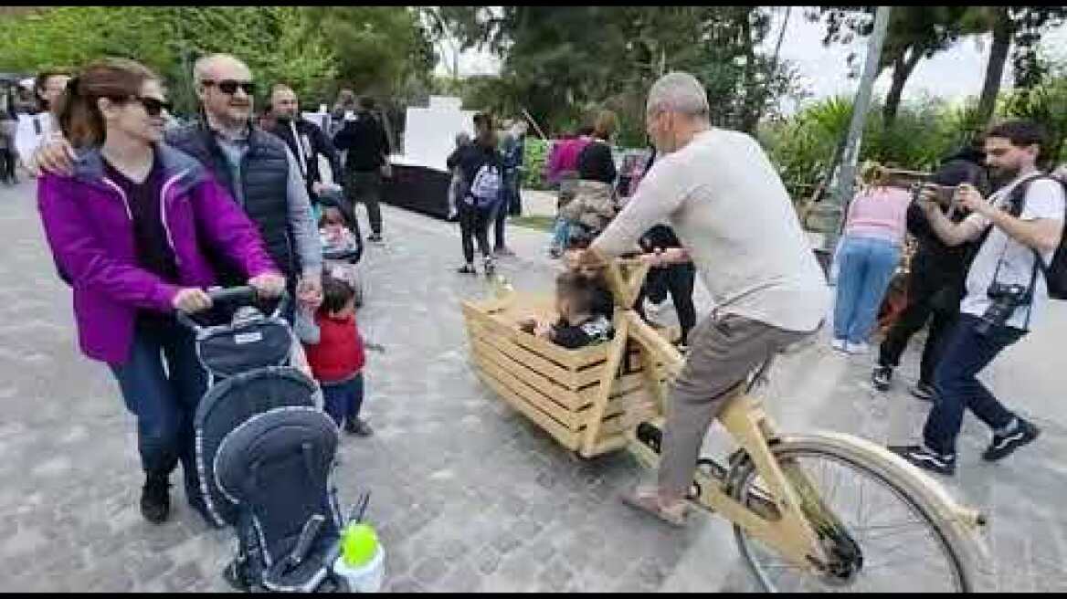 Οι ορθοπεταλιές Ευμορφίδη προς το λόφο της Πνύκας, χαιρετίζοντας τον κόσμο