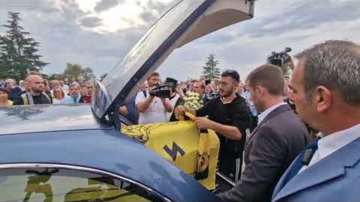 Κηδεία Γιάννη Ιωαννίδη:  Έξοδος της σορού από την εκκλησία με χειροκροτήματα 2