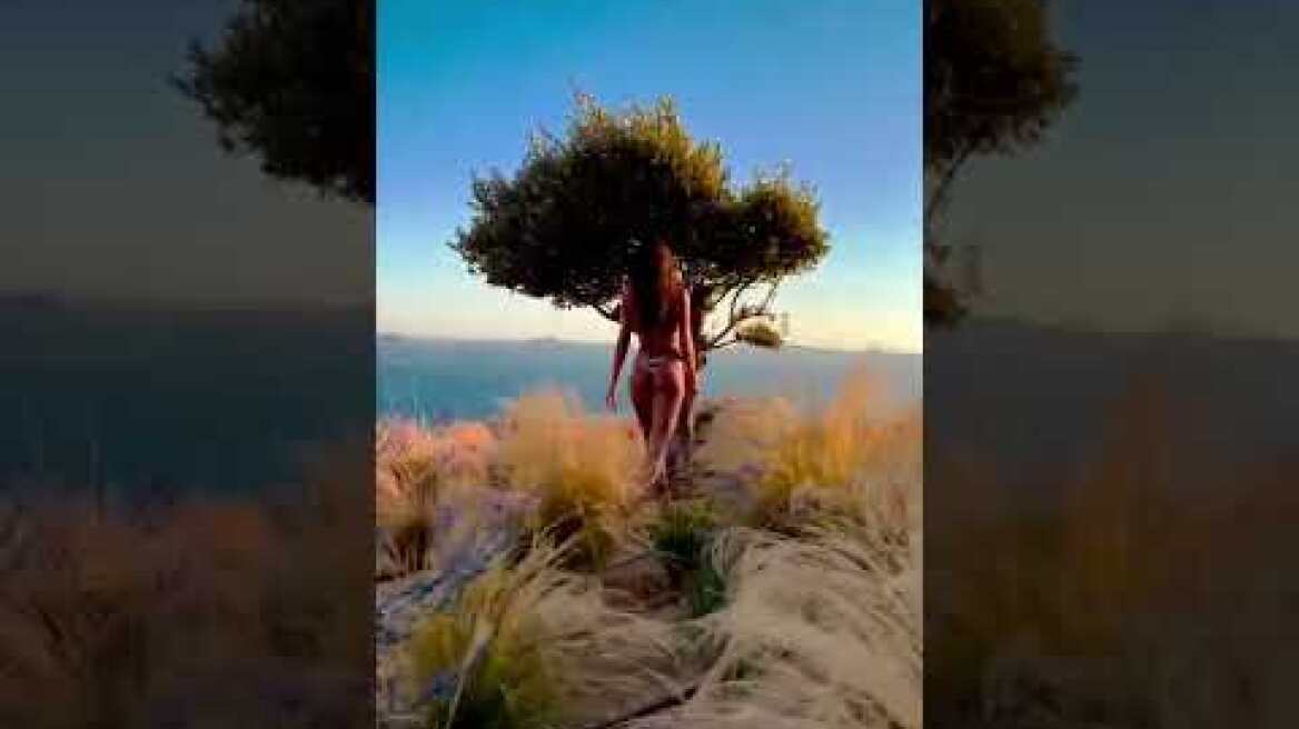 Topless στον «ελληνικό παράδεισο» η Ιζαμπέλ Γκουλάρτ