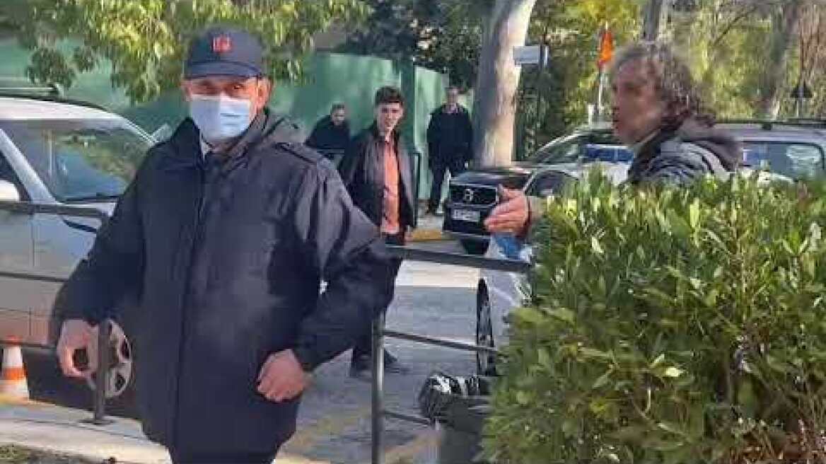 Εξαγριωμένοι γονείς ζητούν από τους φύλακες να ενημερωθούν