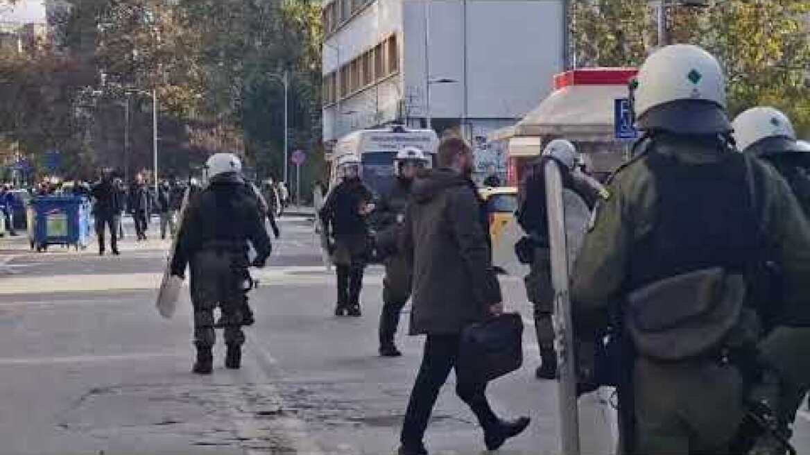 Ρομά επιτέθηκαν με ξύλα και πέτρες στα ματ, έξω από τα δικαστήρια