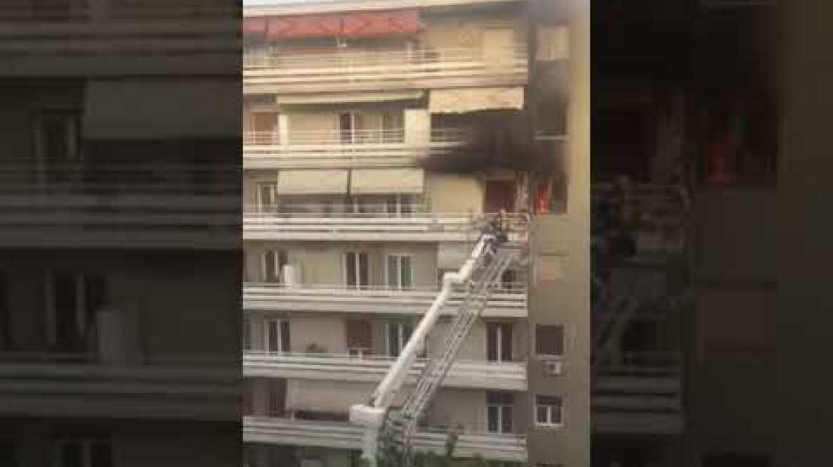 Η συγκλονιστική επιχείρηση κατάσβεσης της φωτιάς στο διαμέρισμα της Θεσσαλονίκης
