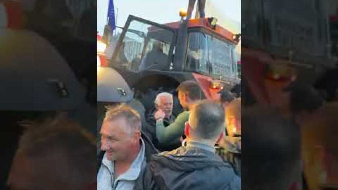 Ο Στέφανος Κασσελάκης στο Σύνταγμα ανάμεσα στα τρακτέρ