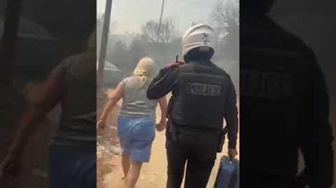 Φωτιά στην Κερατέα: Αστυνομικοί βοηθούν σε απομακρύνσεις πολιτών