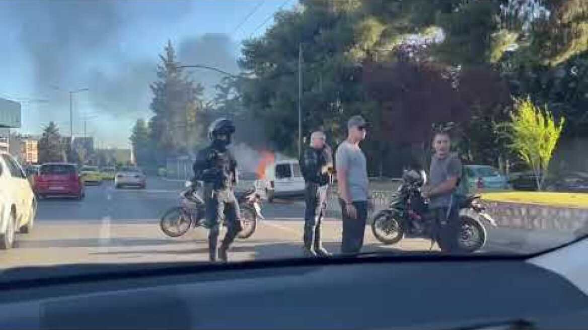 Βαν τυλίχτηκε στις φλόγες στην Κηφισίας