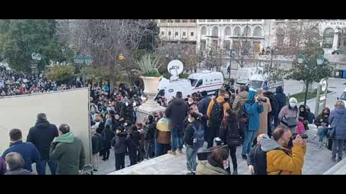 Αντιπολεμική συγκέντρωση ουρανών που ζουν στην Ελλάδα στο Σύνταγμα