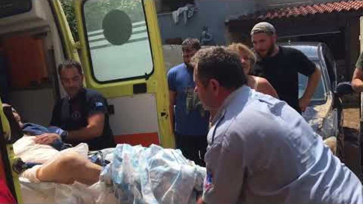 97 χρόνων επέπλεε με το στρώμα της πάνω στο νερό και σώθηκε ώσπου ήρθε το ΕΚΑΒ