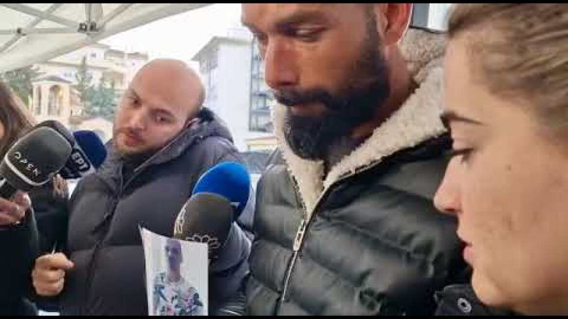 Σύγκρουση τρένων στη Λάρισα: Άνδρας ψάχνει τον αδελφό του με τις φωτογραφίες του στα χέρια