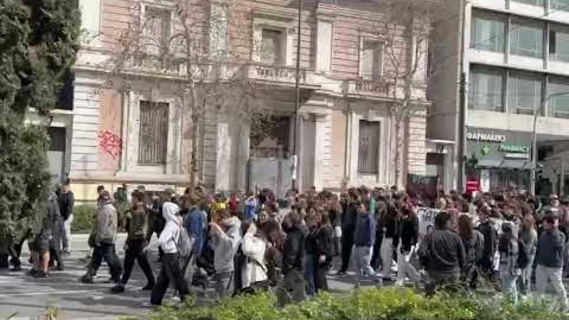 Ξεκινησε η πορεία των μαθητών για τα τρία χρόνια απο την τραγωδία των Τεμπων