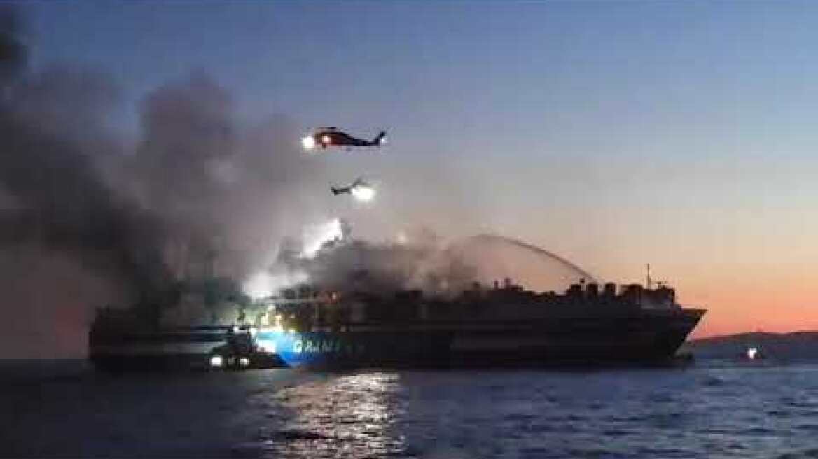 Απεγκλωβισμοί στο φλεγόμενο πλοίο