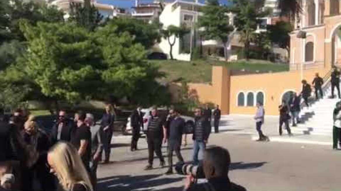 Οι συνεργατες του Μακρή μετέφεραν το φέρετρο