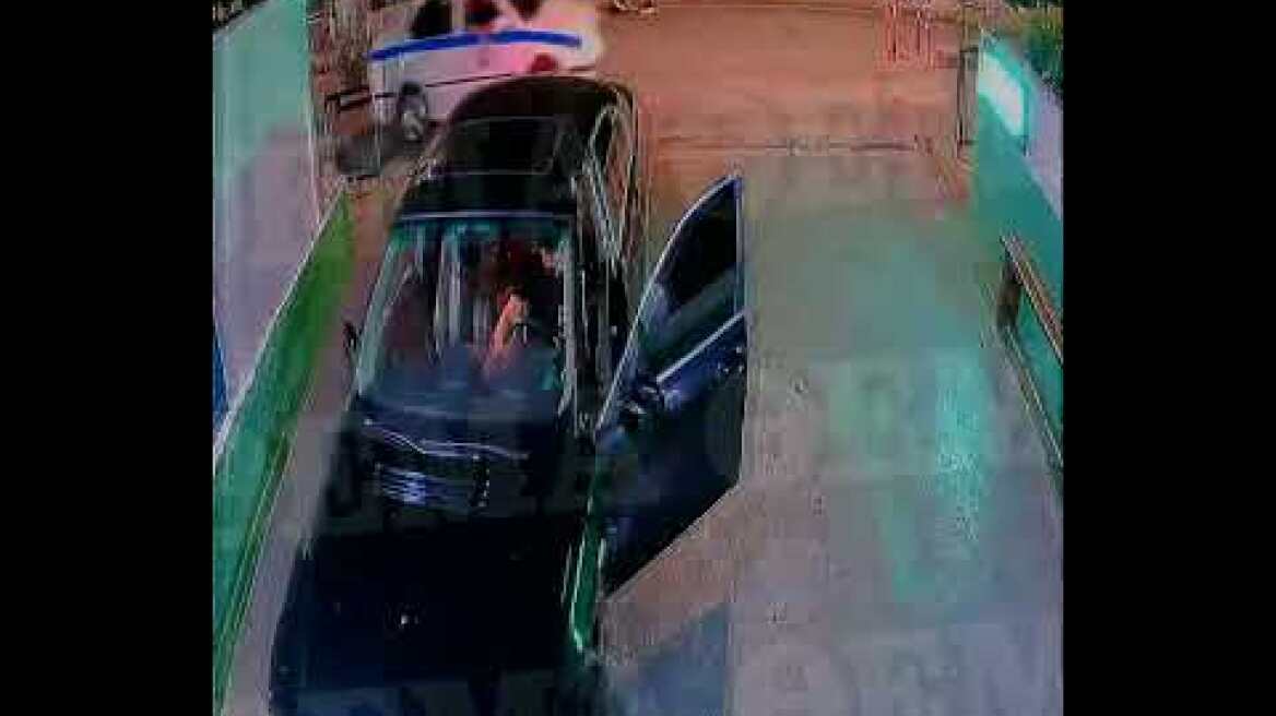 Υπόθεση Λύτρα: Το περιπολικό της Ελληνικής Αστυνομίας φτάνει στην ιδιωτική κλινική