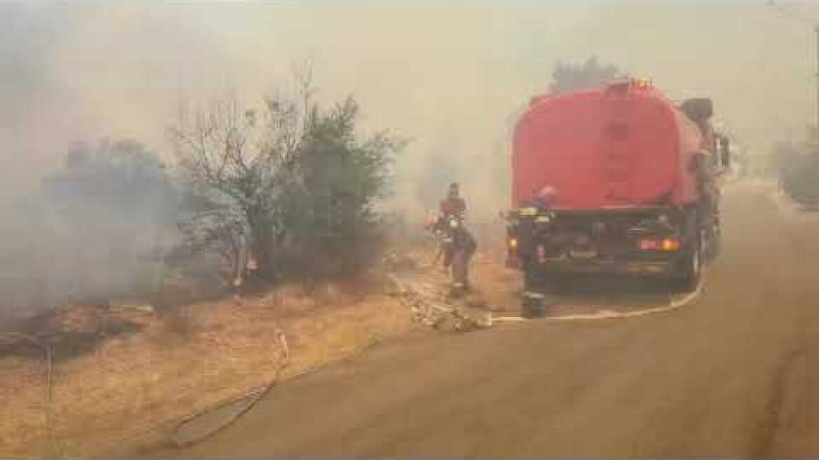 Φωτιά στην Φυλή: Καίγονται σπίτια (2)