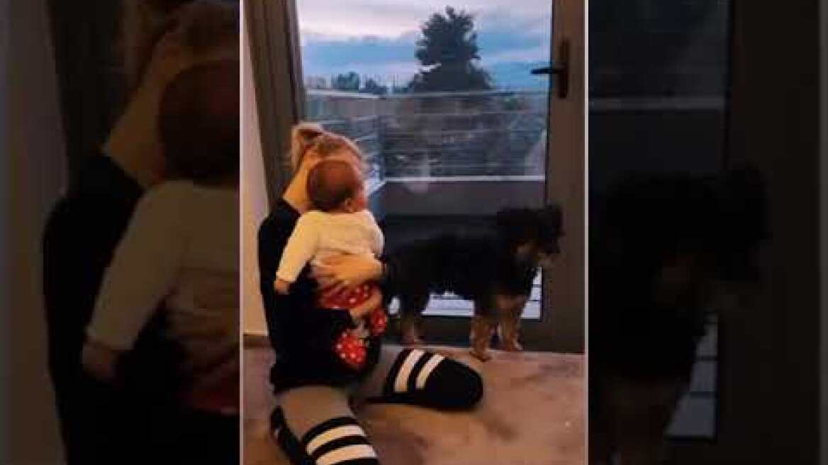 Η Τζούλια Νόβα αγκαλιά με το παιδί της