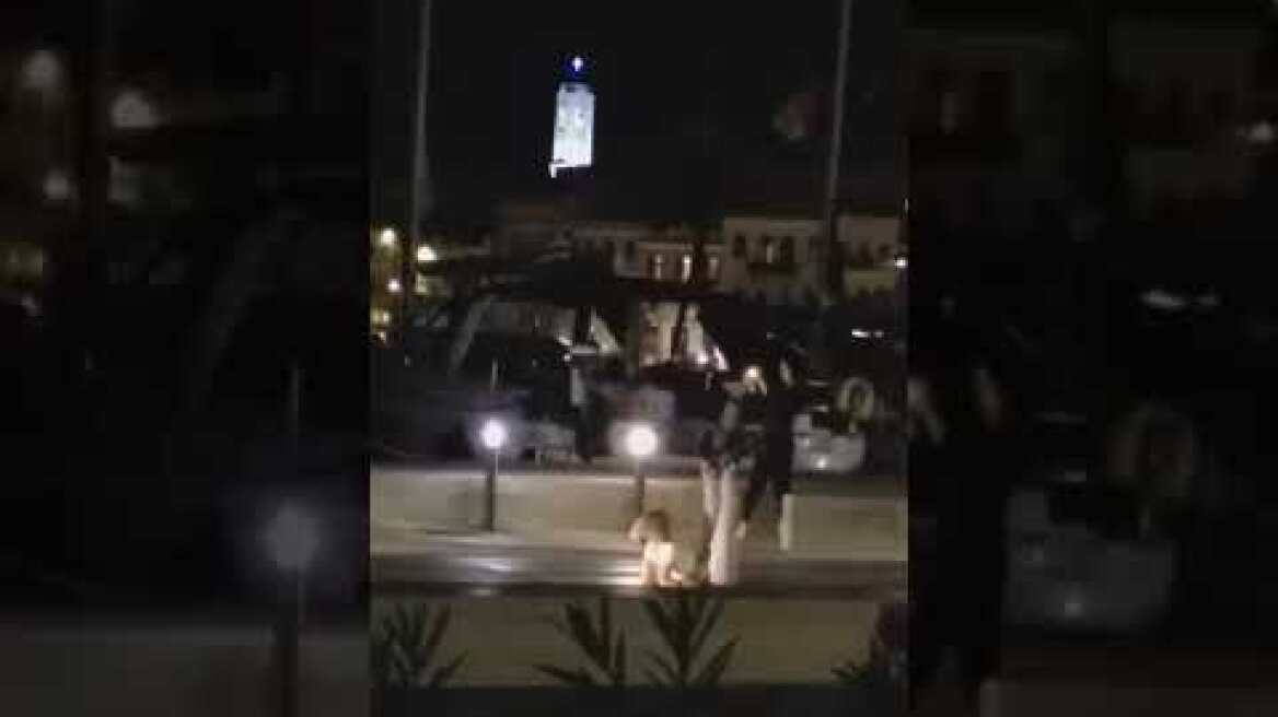 Σύρος: Βγήκε απο το κότερο κι άρχισε να χορεύει αισθησιακά στη μέση του δρόμου!