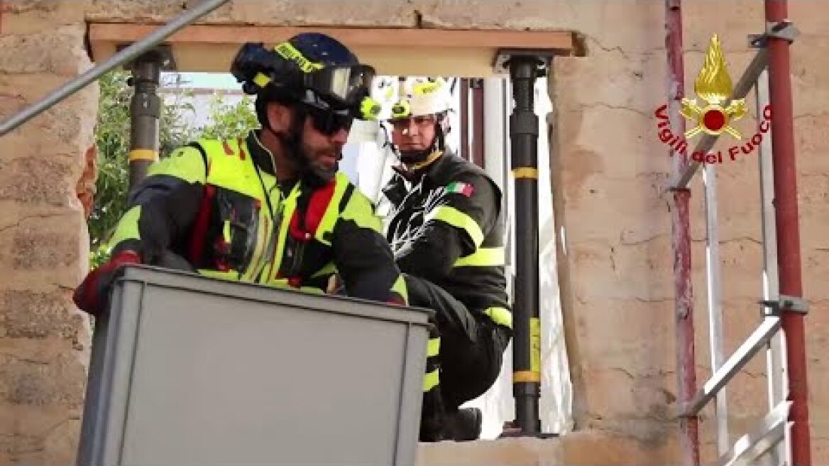 Biblioteca sull'orlo DELLA FRANA A NISCEMI: i vigili del fuoco salvano 350 volumi
