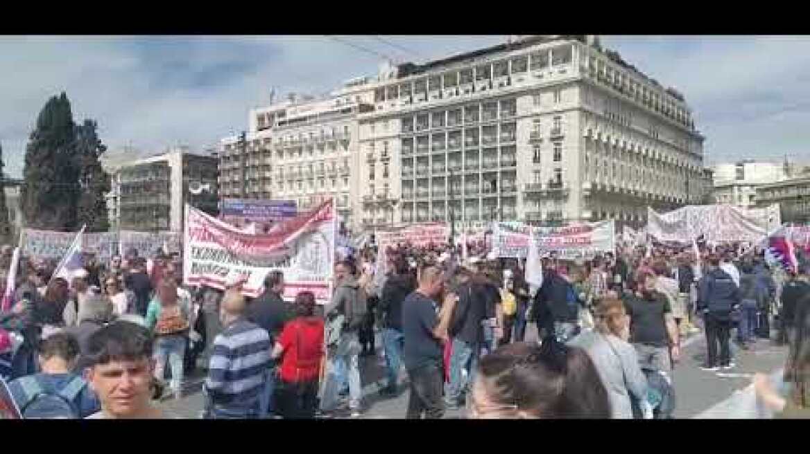 Πανελλαδικές συγκεντρώσεις για τα Τέμπη: Σε εξέλιξη η συγκέντρωση στο Σύνταγμα (2)