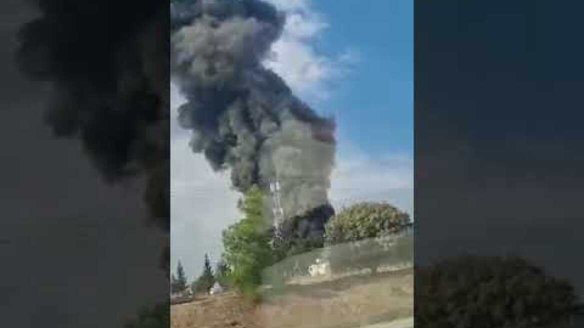 Φωτιά σε εργοστάσιο στη Λάρνακα (1)