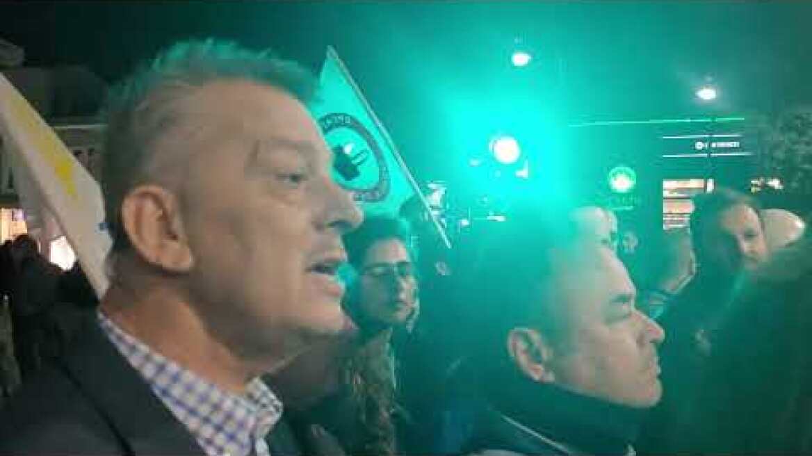 Διαπραγματεύσεις έξω από το Δημοτικό Ωδείο Λάρισας