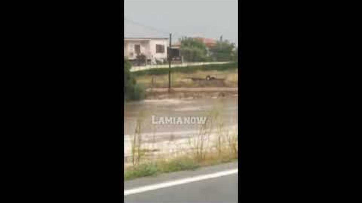 "Έσπασε" το ποτάμι στο Ζηλευτό, έκλεισε η Ε.Ο Λαμίας - Καρπενησίου