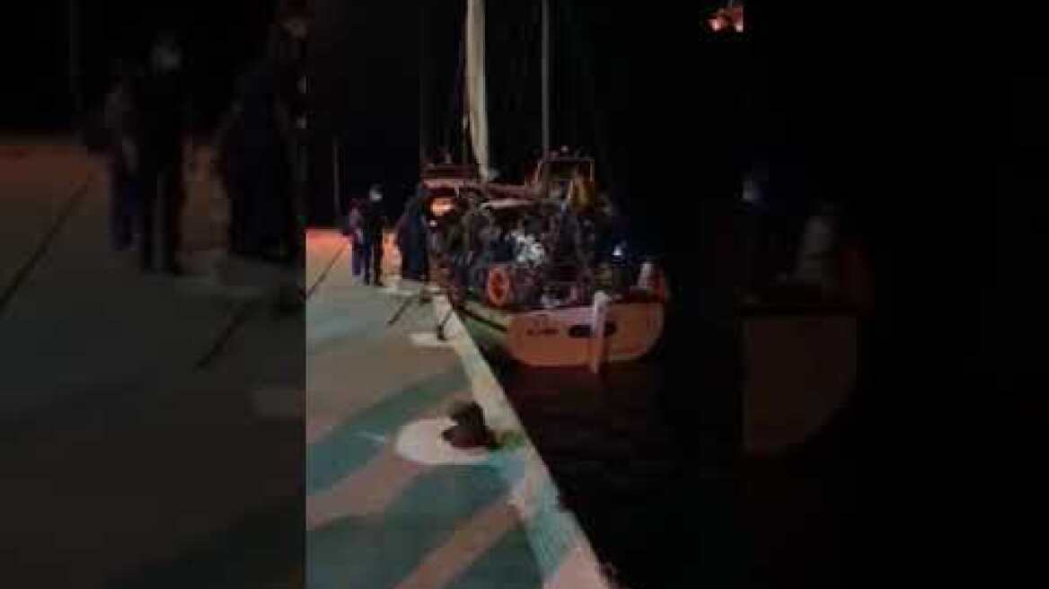 Ιστιοπλοϊκόγεμάτο μετανάστες στα Κηθυρα