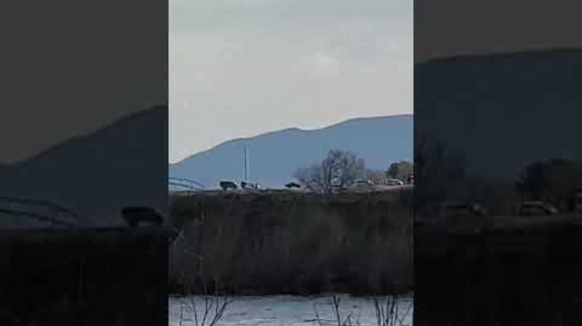 Τουρκικά στρατιωτικά οχήματα συνοδεύουν στη συνοριογραμμή λεωφορεία με μετανάστες