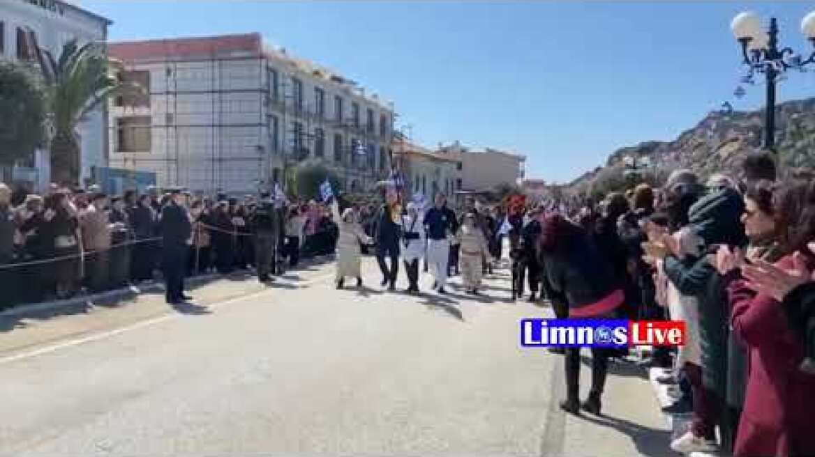 Λήμνος: Ο τετράποδος Ντάζ και η Φωτεινή που έκλεψαν την παράσταση στην παρέλαση της 25η Μαρτίου