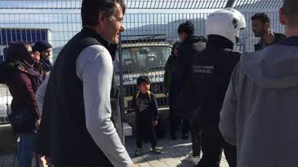 Μετανάστες στο λιμάνι της Μυτιλήνης