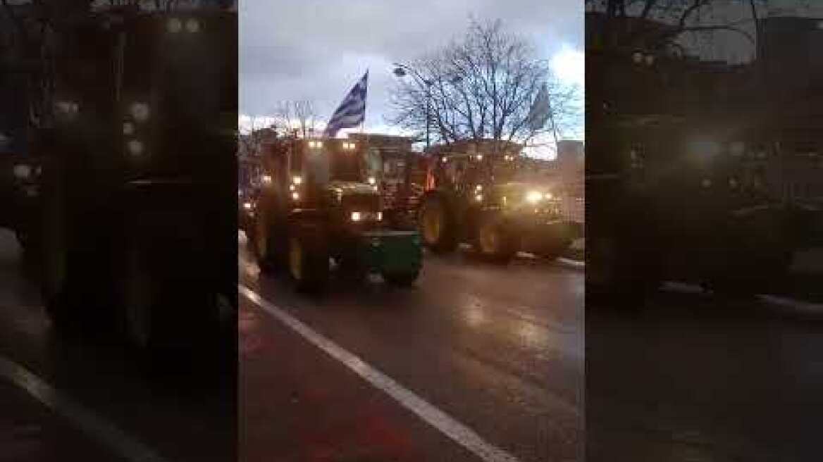Είσοδος αγροτών με τρακτέρ στο κέντρο των Τρικάλων