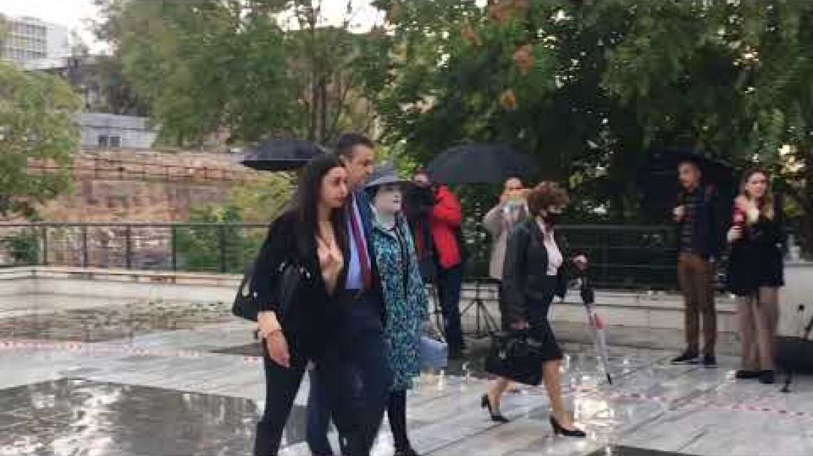 Υπόθεση Βιτριόλι: Στο Πρωτοδικείο Αθηνών συνοδευόμενη από τη μητέρα της και το δικηγόρο της