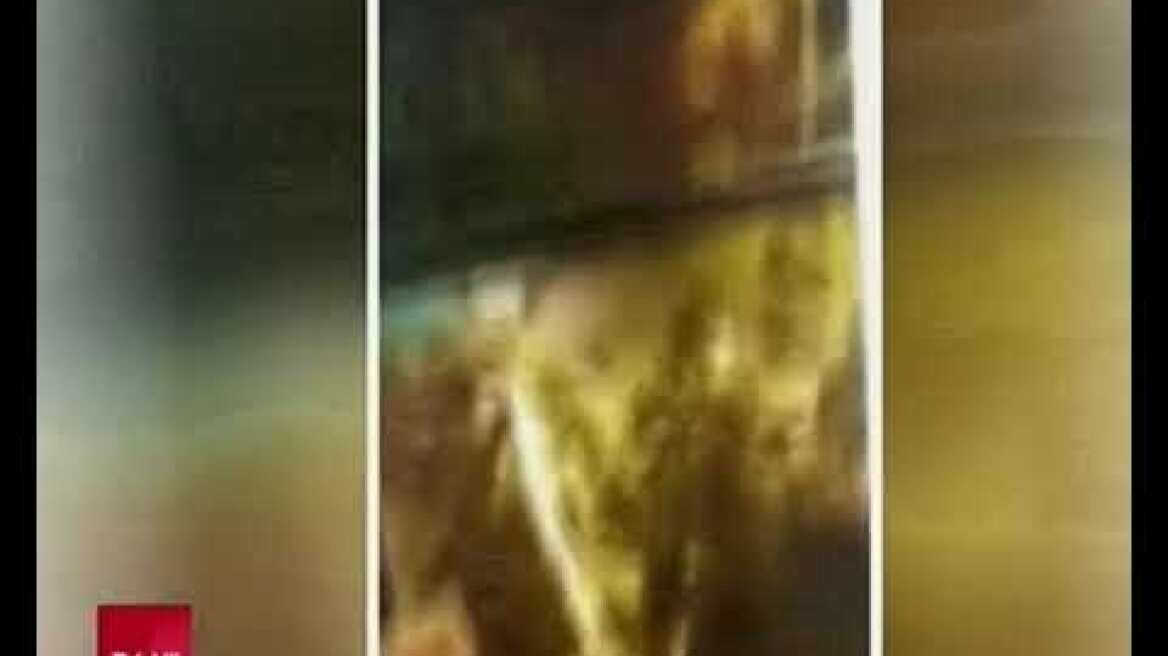 Πλάνα από επίθεση κουκουλοφόρων στην Κουμουνδούρου ΣΚΑΪ