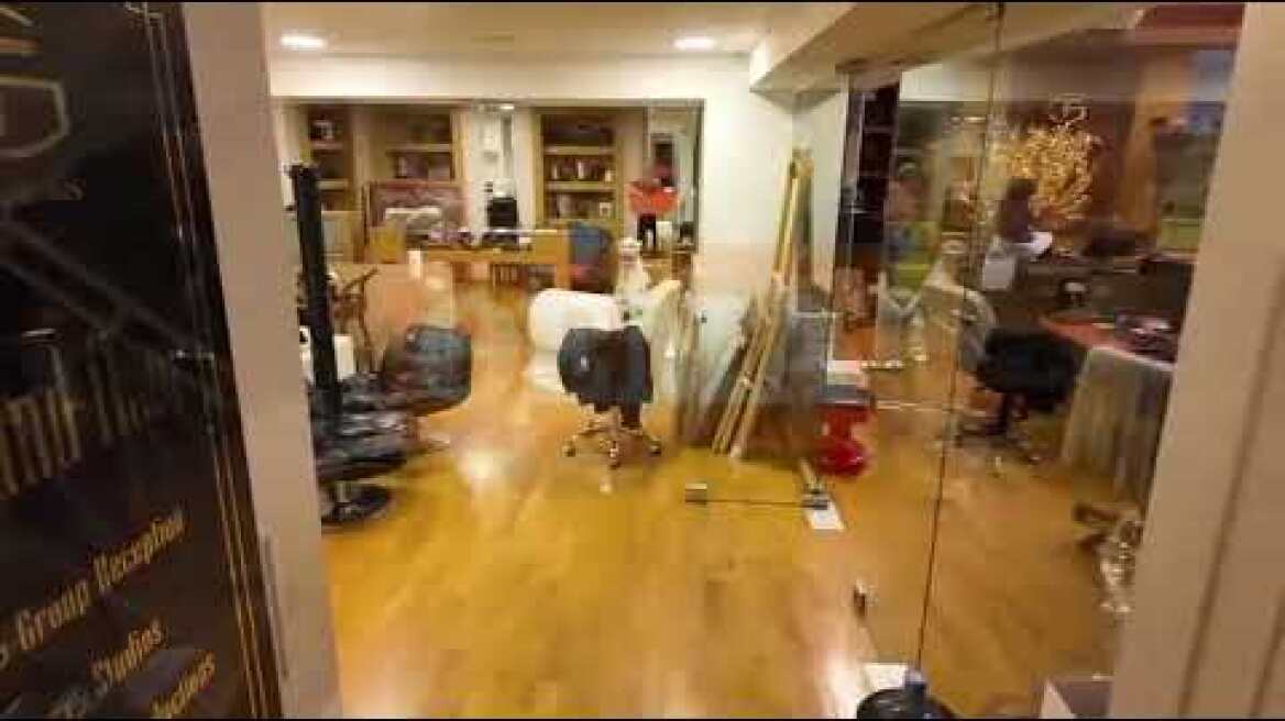 Φορτηγό της αστυνομίας φορτώνει πίνακες από την γκαλερί Τσαγκαράκη (4)