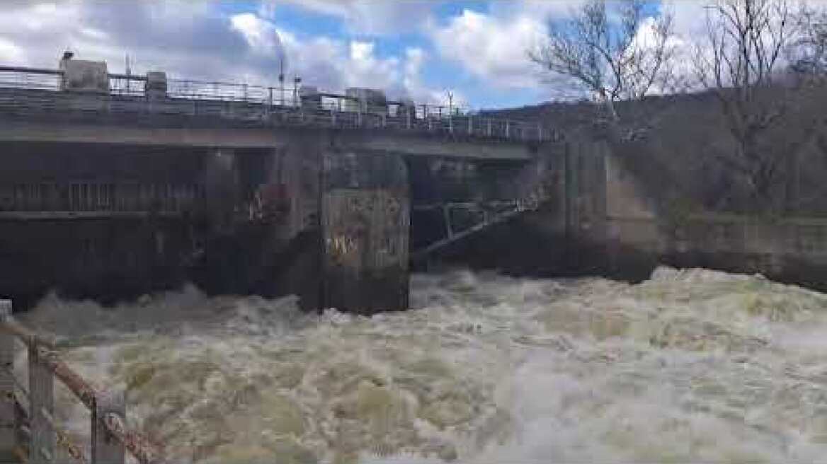Ορμητικά νερά στο φράγμα του ποταμού Άρδα