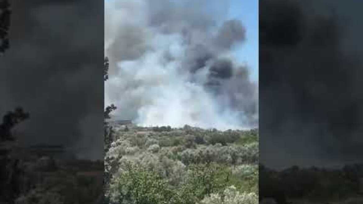 Φωτιά στη Βάρης-Κορωπίου, κοντά σε εργοστάσια και σπίτια - Εντολή για εκκένωση στη περιοχή Λαμπρικά