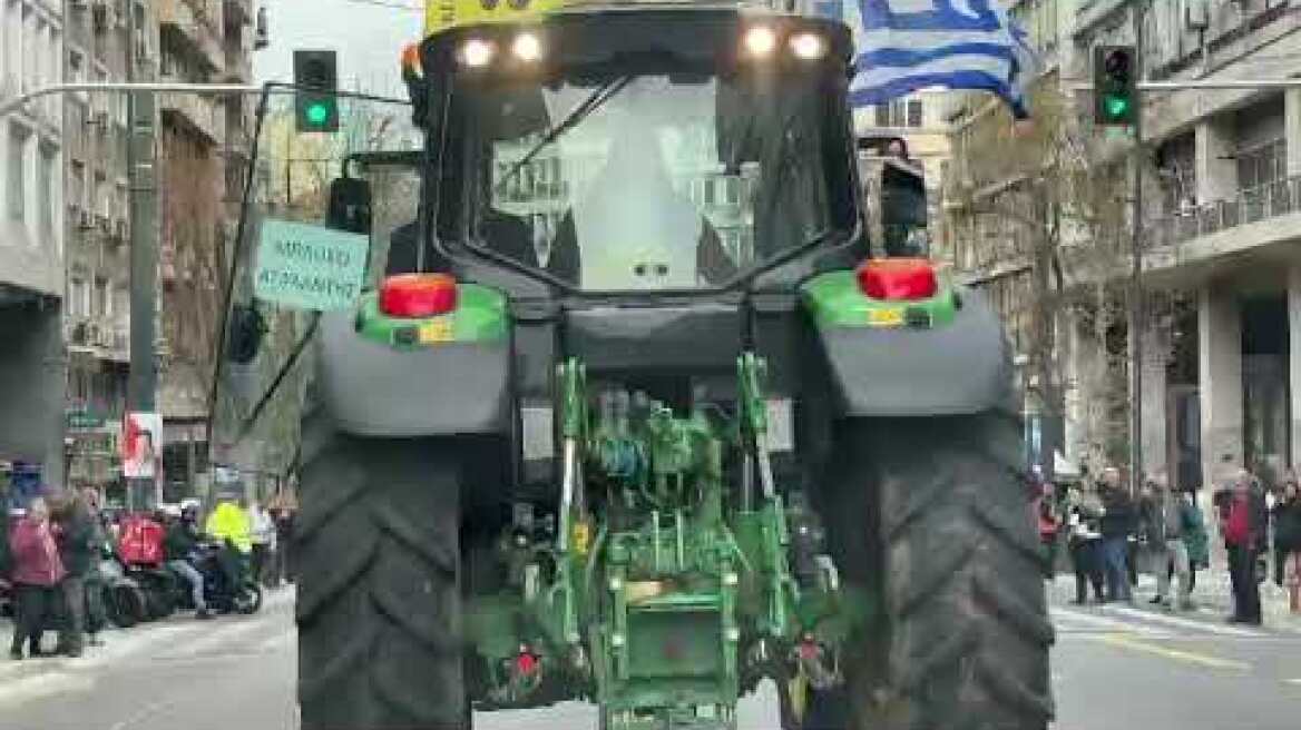 Αναχωρούν τα τρακτέρ από το Σύνταγμα