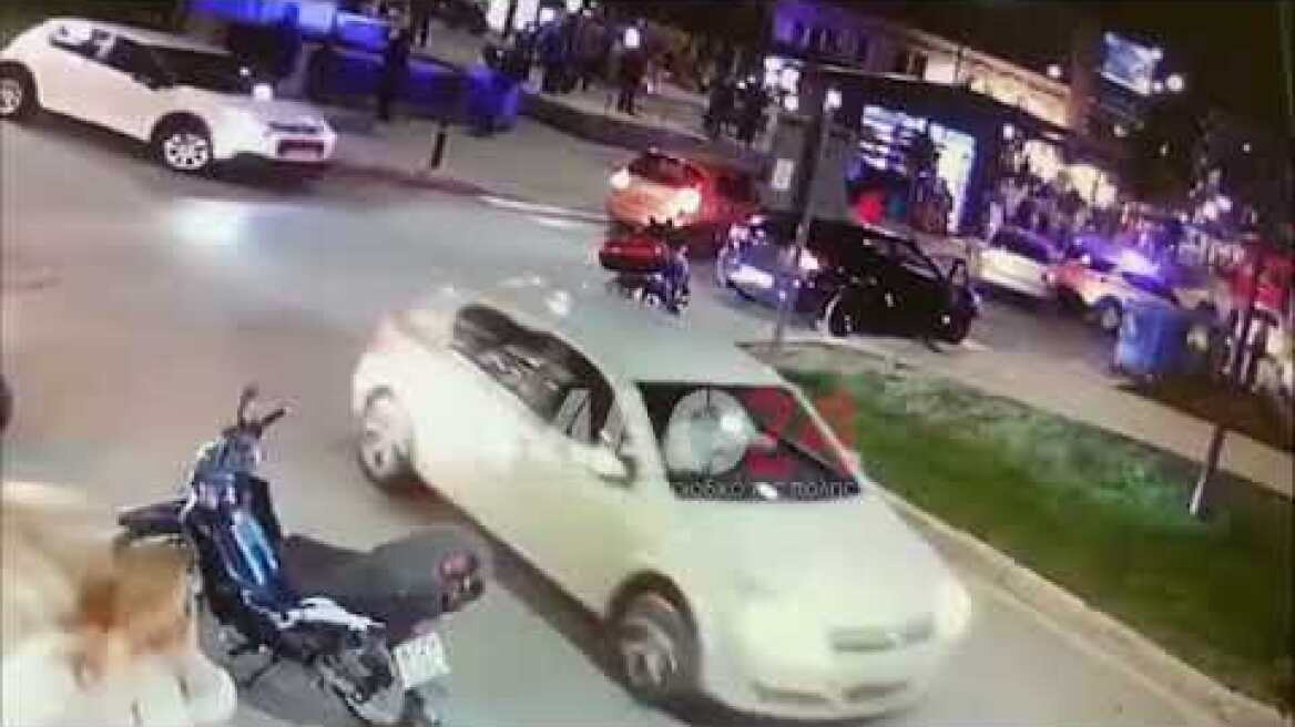 MAG24.GR - Καρέ καρέ η στιγμή της επίθεσης απο κάμερα ασφαλείας