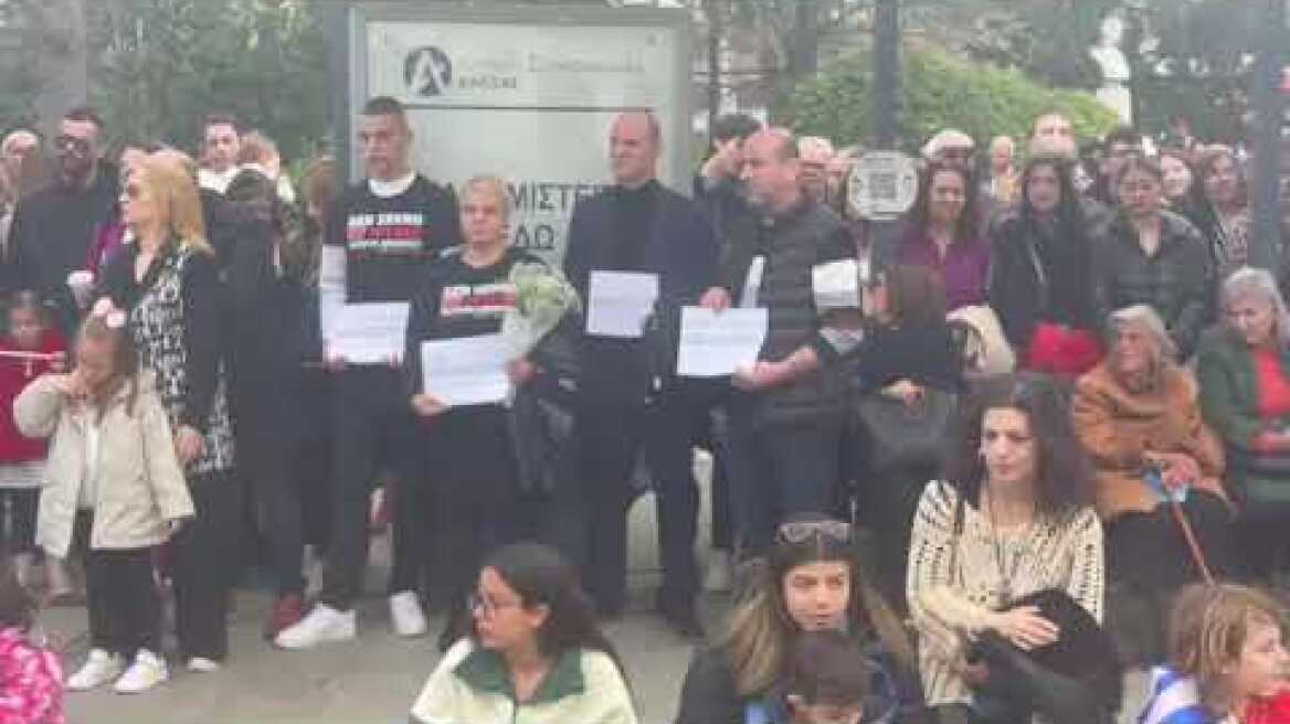 Σιωπηλή διαμαρτυρία στη Λάρισα από συγγενείς της Κλαούντια Λάττα (3)