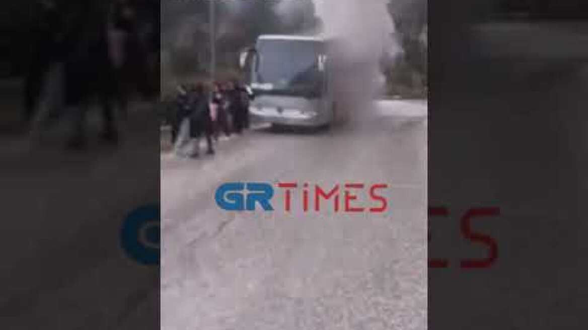 Στις φλόγες λεωφορείο που μετέφερε μαθητές σε σχολική εκδρομή