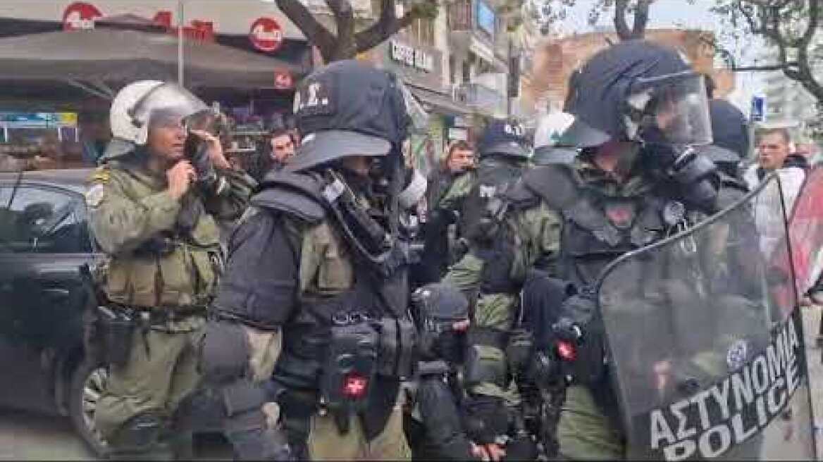 Άνδρες των ΜΑΤ συλλαμβάνουν έναν νεαρό στη Θεσσαλονίκη