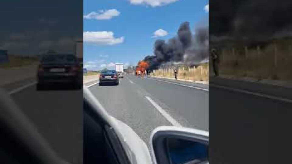 Λεωφορείο τυλίχθηκε στις φλόγες στην Εθνική Οδό Θεσσαλονίκης-Σερρών