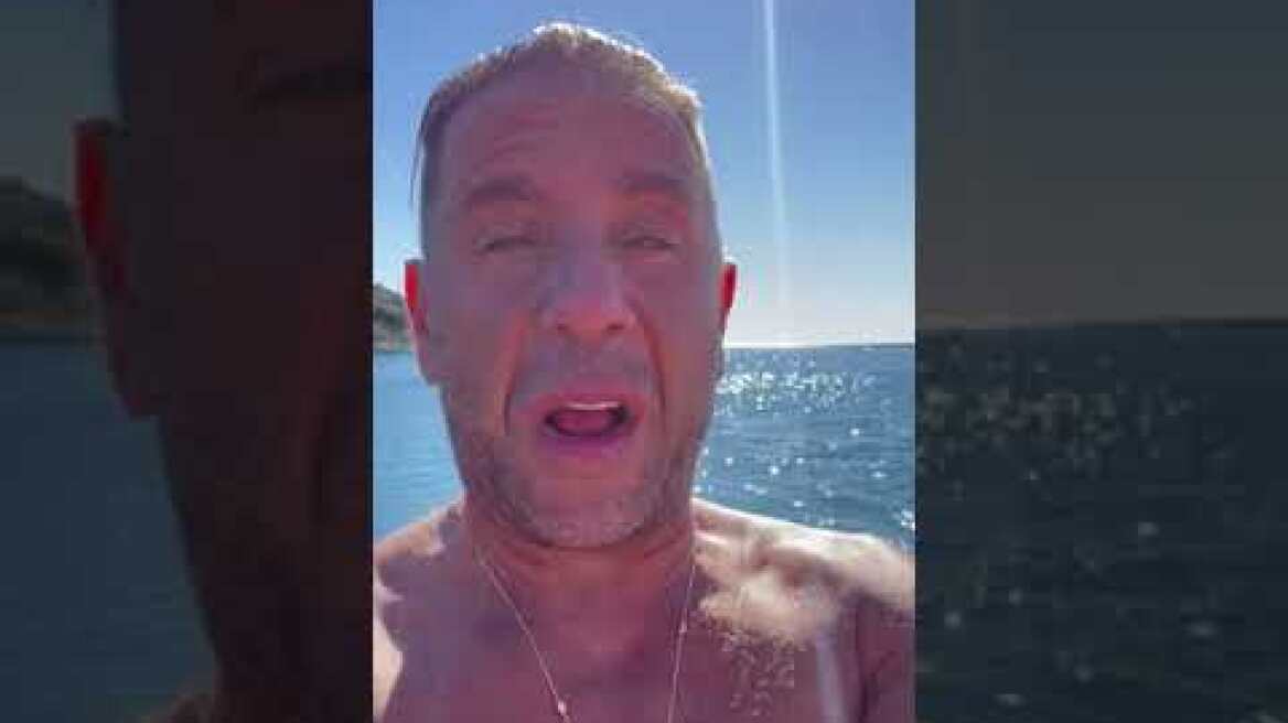 Ο Γιώργος Μαζωνάκης κάνει μπάνιο στη θάλασσα στην «καρδιά» του χειμώνα