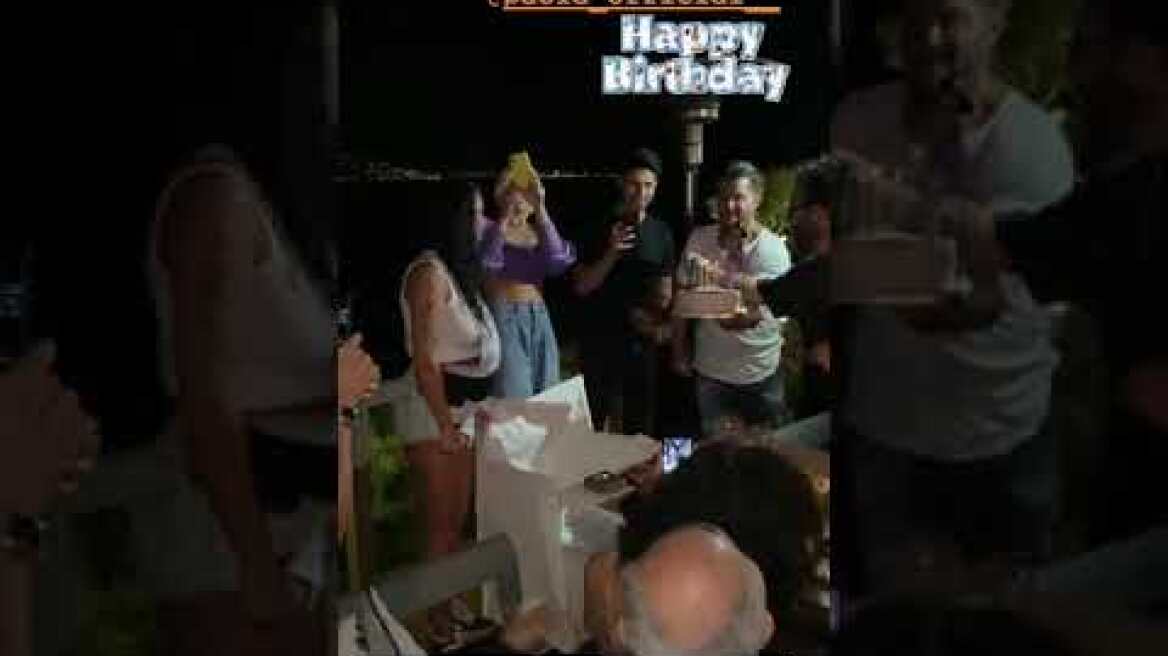 Η Πάολα σβήνει τα κεράκια στην τούρτα της!