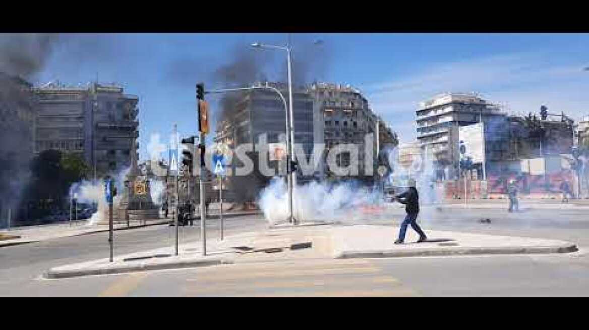 Κουκουλοφόρος πετάει μολότοφ σε αστυνομικό και διαδηλωτή