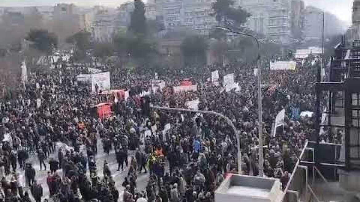 Τέμπη 28 Φεβρουαρίου: Πλήθος κόσμου στη συγκέντρωση της Πλατείας Αριστοτέλους